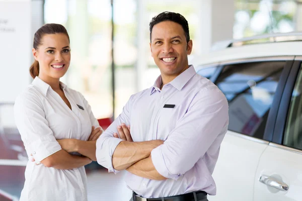 Vehicle sales staff with arms crossed — Stock Photo, Image
