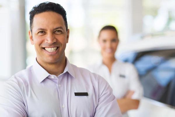 Venditore di auto in piedi di fronte al collega — Foto Stock