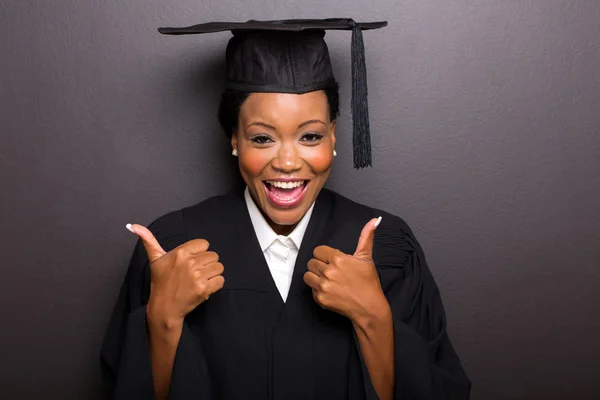 Feminino faculdade pós-graduação polegares para cima — Fotografia de Stock