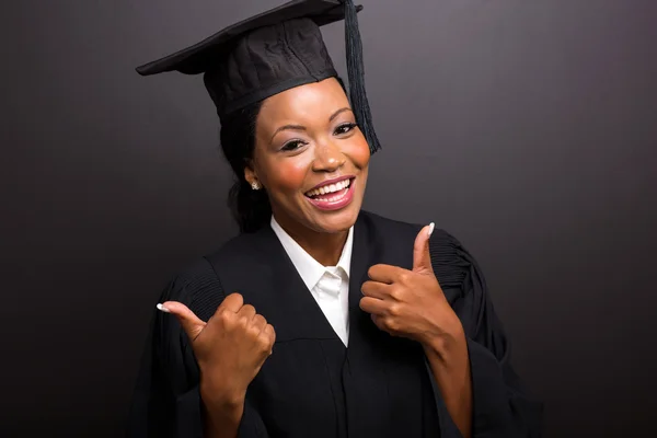 Afrikaanse vrouwelijke universiteit afgestudeerde duimschroef opwaarts — Stockfoto