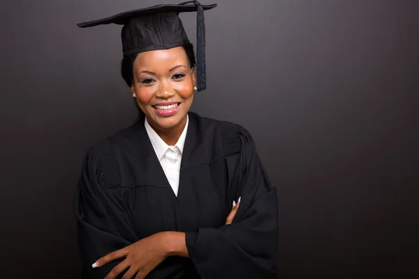 Graduada universitaria con los brazos cruzados — Foto de Stock