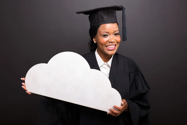 Afrikanischer College-Absolvent hält Wolkenform — Stockfoto