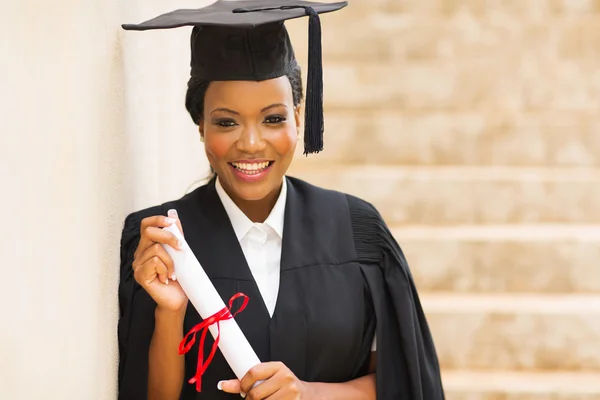 Africano mujer graduado de pie al aire libre — Foto de Stock