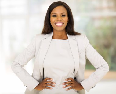 İş kadını kameraya bakıyor.