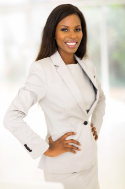 ofiste duran genç bir şirket işçi