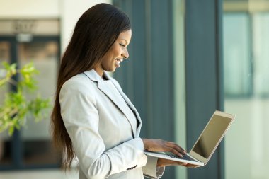 dizüstü bilgisayarda çalışan siyah kadın