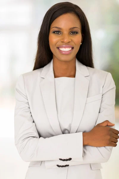 Jovem mulher africana dentro de casa — Fotografia de Stock