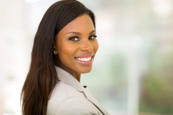 Jonge Afrikaanse zakenvrouw in office — Stockfoto