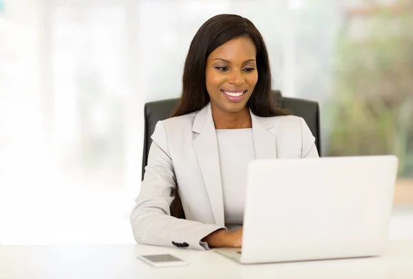 Afro americana empresária usando computador — Fotografia de Stock