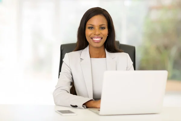 Africké podnikatelka, sedí v kanceláři — Stock fotografie