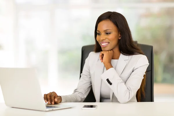 Jovem mulher de negócios africana no escritório — Fotografia de Stock