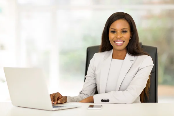 Mujer de negocios utilizando ordenador portátil —  Fotos de Stock