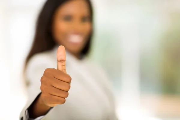 Africano mujer de negocios dando pulgar hacia arriba — Foto de Stock