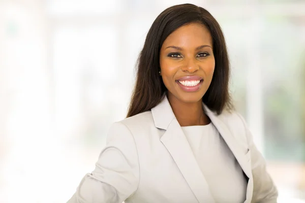 Junge afroamerikanische Geschäftsfrau aus nächster Nähe — Stockfoto