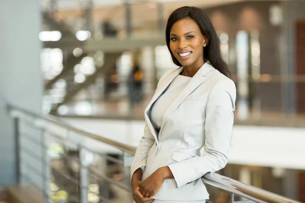 Femme d'affaires dans le bureau moderne — Photo