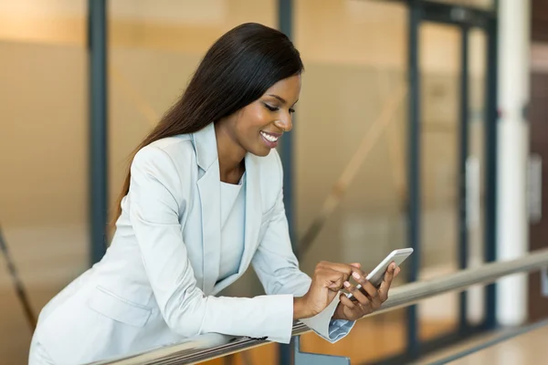 Carrera mujer usando el teléfono inteligente — Foto de Stock