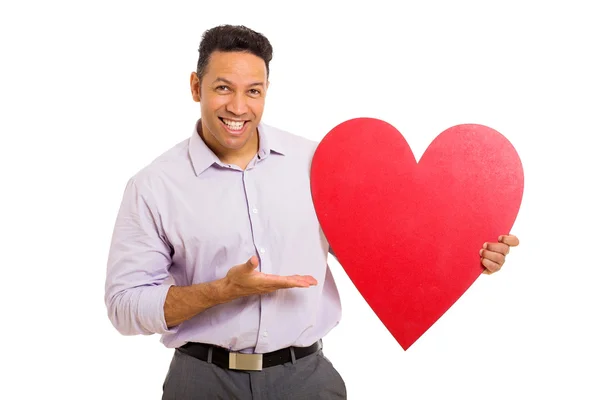 Hombre presentando forma de corazón rojo — Foto de Stock