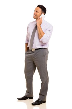 İş adamı cep telefonuyla konuşuyor.