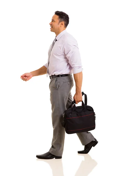 Empresario sosteniendo una bolsa y caminando — Foto de Stock