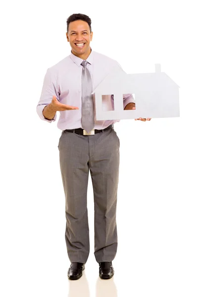 Homme présentant la maison de papier blanc — Photo
