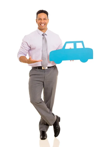 Homem apresentando carro de papel — Fotografia de Stock