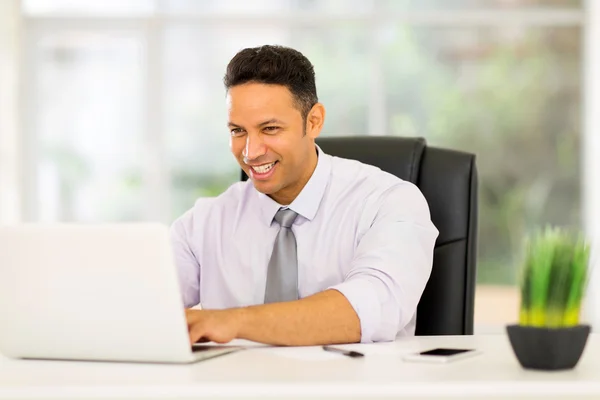 Corporate werknemer die op laptop werkt — Stockfoto