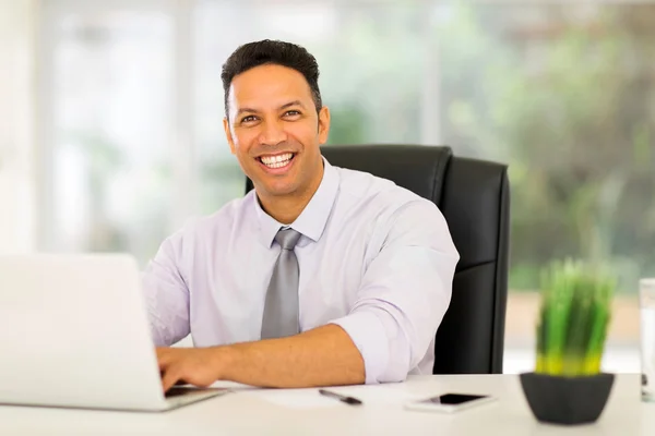 Zakenman met laptop computer — Stockfoto