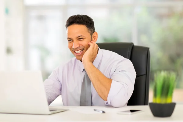 Medelålders affärsman som arbetar på laptop — Stockfoto