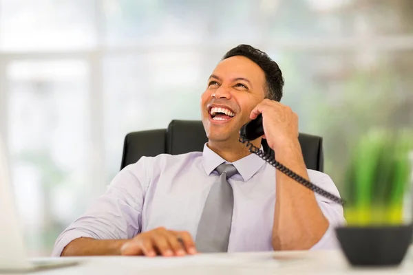 Företags arbetstagare talar på fast telefon — Stockfoto