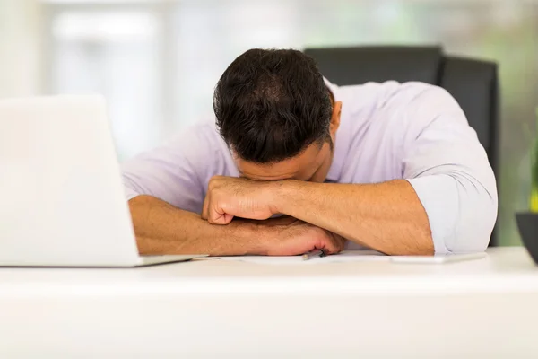 Empresário de meia-idade dormindo no trabalho — Fotografia de Stock
