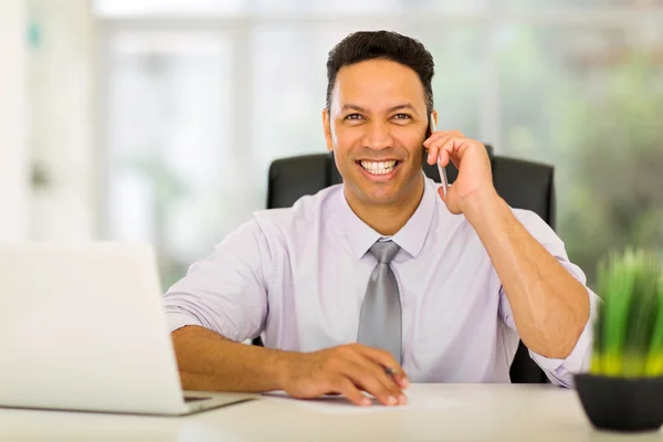 Corporate werknemer praten op mobiele telefoon — Stockfoto