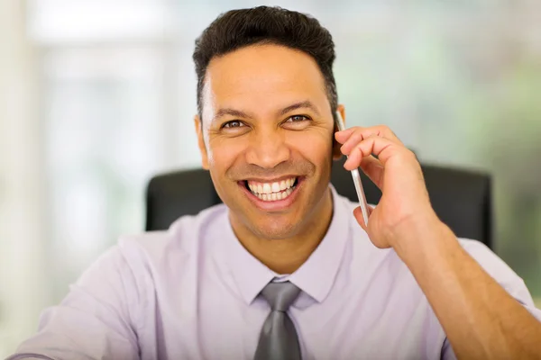 Businessman talking on smart phone — Stock Photo, Image