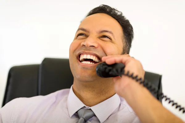 Maduro empresário falando por telefone — Fotografia de Stock