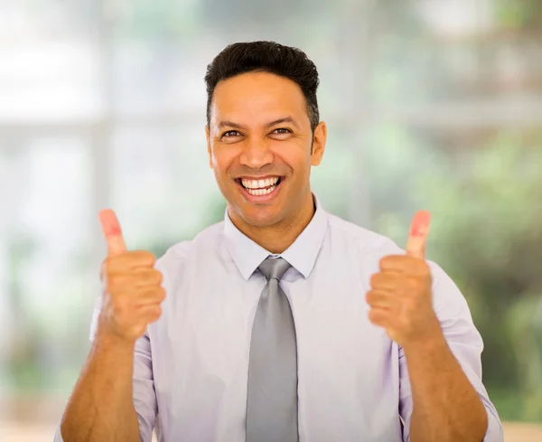 Geschäftsmann gibt die Daumen hoch — Stockfoto