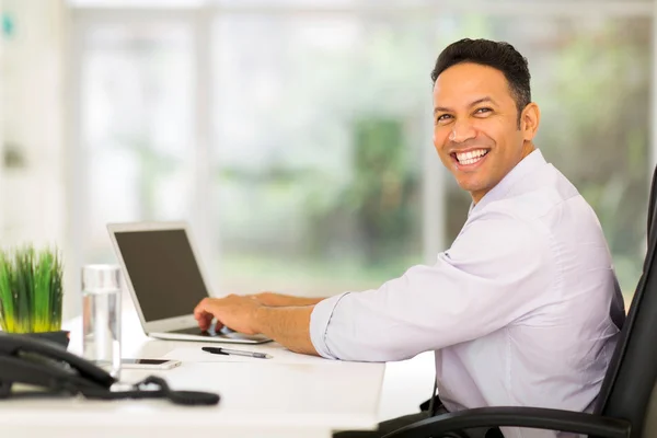 Ο άνθρωπος των επιχειρήσεων χρησιμοποιούν τον υπολογιστή στο γραφείο — Φωτογραφία Αρχείου