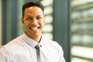 Kameraya bakarak ofis çalışanı