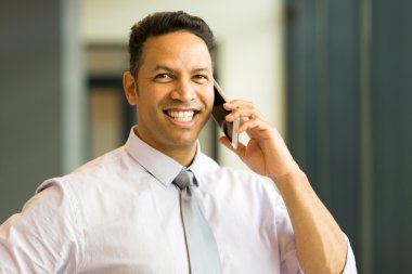 Çalışanın cep telefonu üzerinde konuşurken
