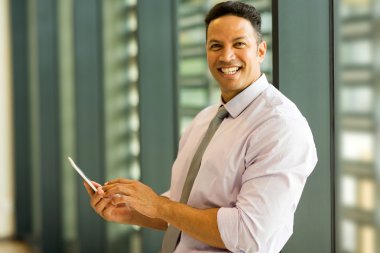 akıllı telefon kullanan iş adamı