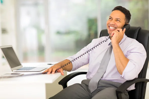 Empresário conversando por telefone no escritório — Fotografia de Stock