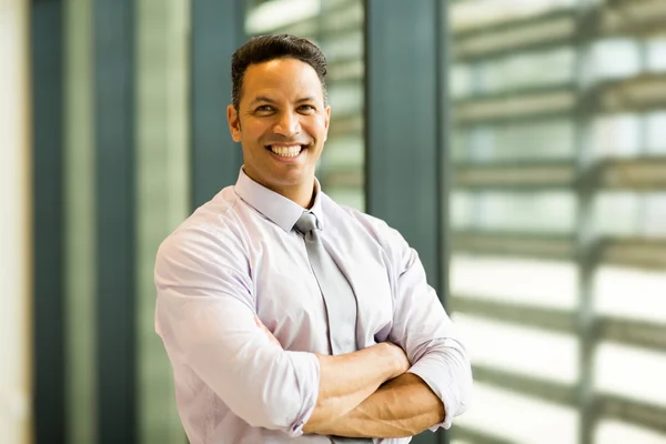 Geschäftsmann mittleren Alters im Bürogebäude — Stockfoto