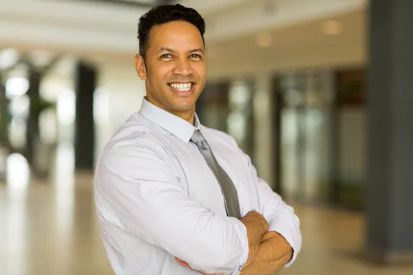 Trabajador de oficina con los brazos cruzados — Foto de Stock