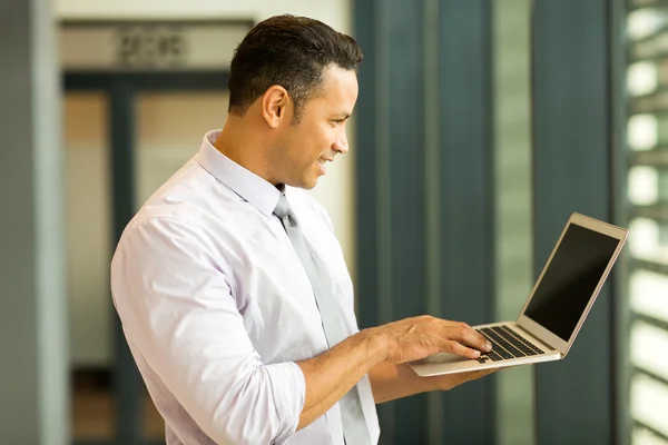 Biznes człowiek patrząc na ekranie komputera — Zdjęcie stockowe