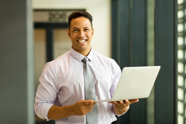 Midden leeftijd werknemer met laptop — Stockfoto