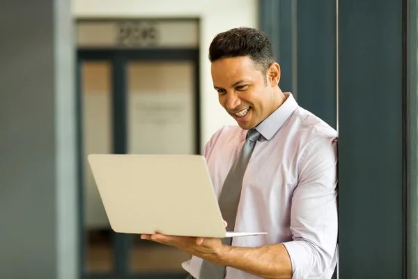 Office worker working on laptop — Stock Photo, Image