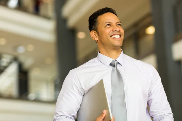 Unternehmer mittleren Alters im Bürogebäude — Stockfoto