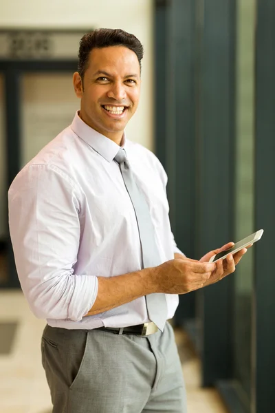 Homem de negócios segurando telefone inteligente — Fotografia de Stock