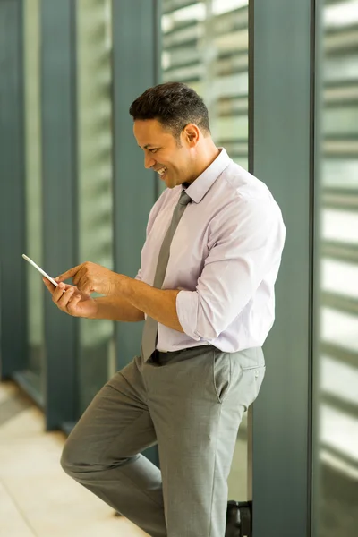 Homem de negócios usando telefone inteligente — Fotografia de Stock