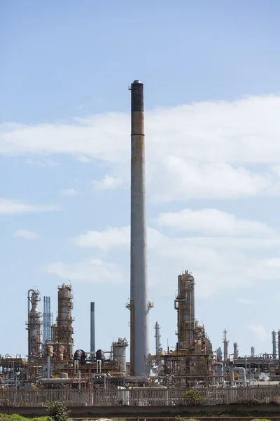 Refinaria de petróleo e chaminé — Fotografia de Stock