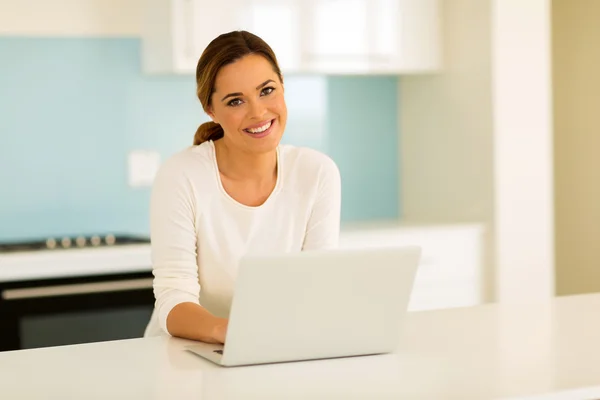 Woman using laptop computer — Stock Photo, Image