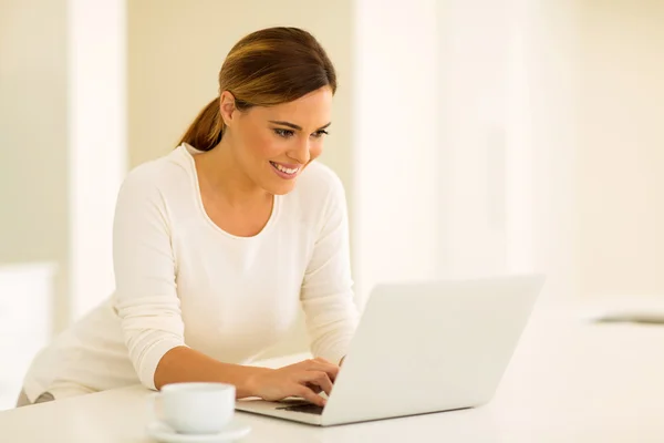 Mulher usando computador portátil — Fotografia de Stock